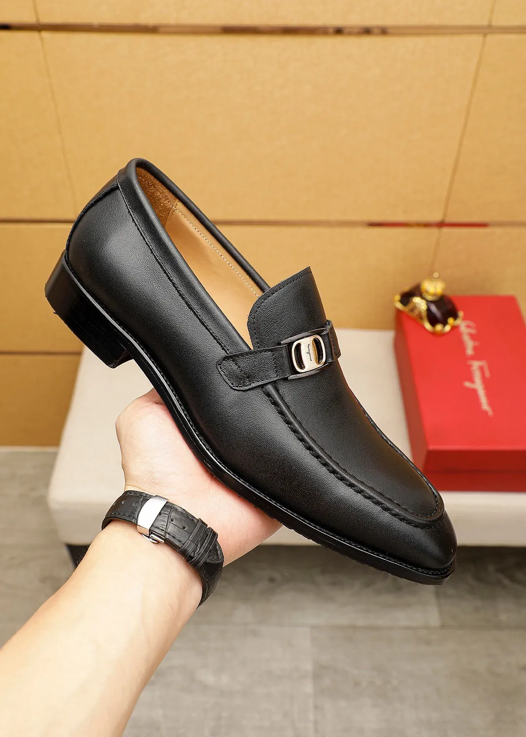 Men's shoes 💰460 💐 Product trademark: Ferragamo "Ferragamo" casual leather shoes Regular size: 38-44 (45.46🉑️customized) Product materials: Selected imported first-layer calfskin upper + luxury hardware buckle, imported water-dyed cowhide leather lining. Strong three-dimensional visual effect, original outsole color: 2⃣️seed leather materials optional